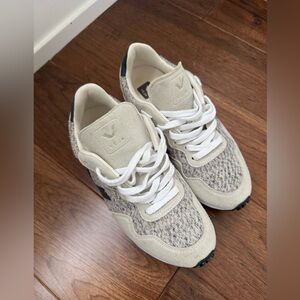 Veja sneakers size 38/ Usa 7